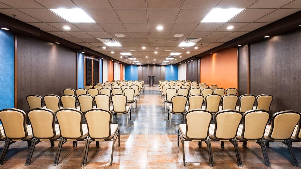 Holiday Inn Newark International Airport Екстер'єр фото
